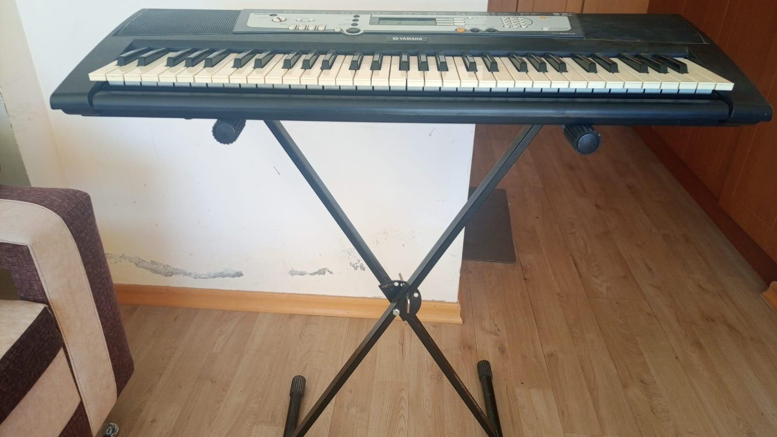 Sintetizador Yamaha PSR-E213