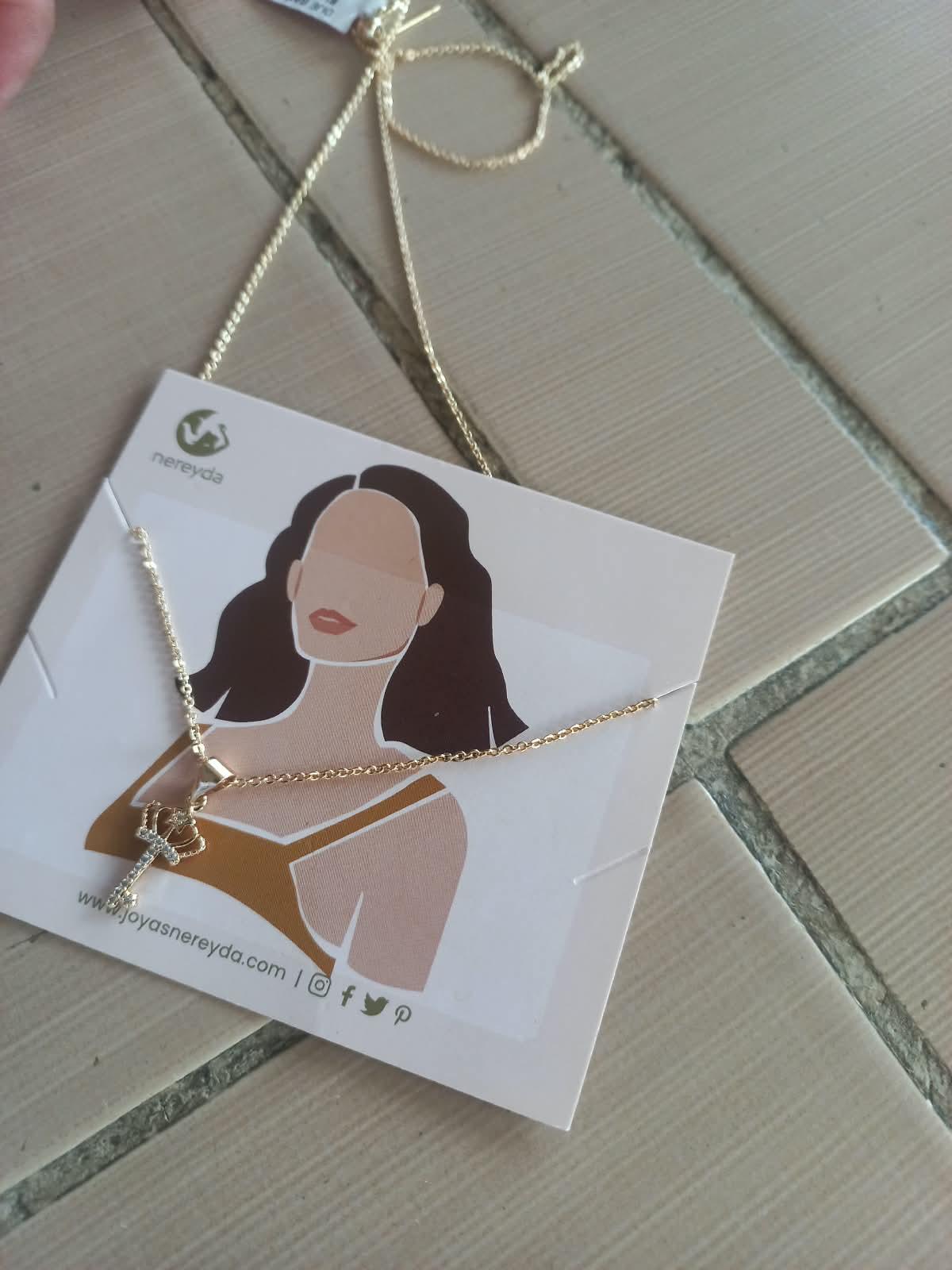 Collar Dorado con Corona Elegante 👑✨
